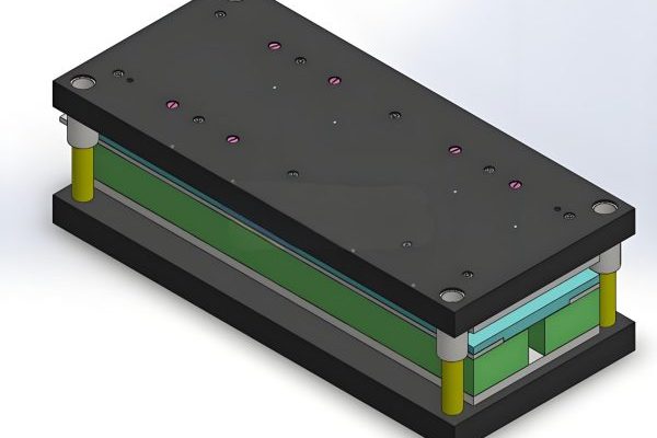 Mold supervisor creating a detailed inspection report with problem illustrations for 3D mold design